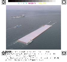 Largest unit of floating airport enters Tokyo Bay